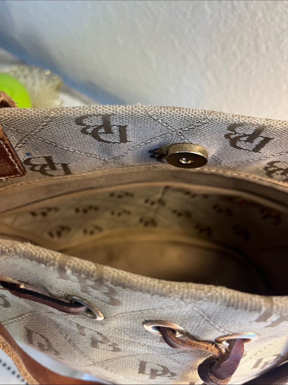 Dooney & Bourke Purse with magnetic snap closure! - Picture 4 of 6